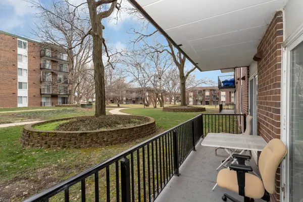 5S040 Pebblewood LN #W107, Naperville, IL 60563