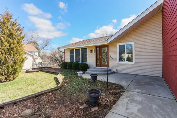 253 Winston LN, Bloomingdale, IL 60108