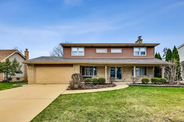814 E Kimber LN, Arlington Heights, IL 60005