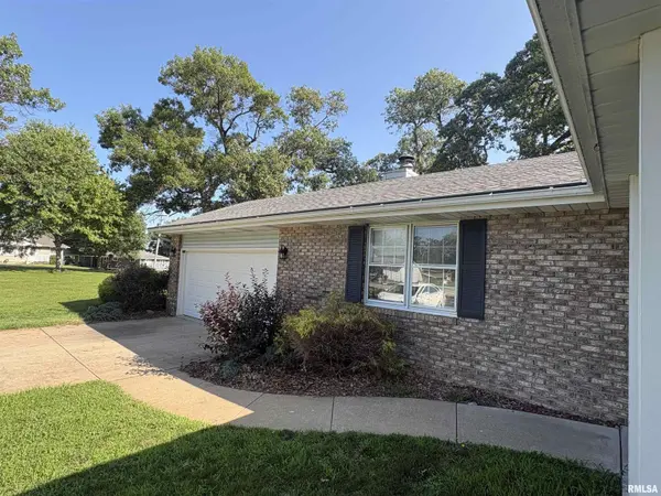 300 N SUNSET DR, Manito, IL 61546