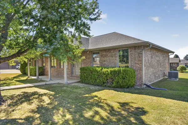 2403 Fruit Station DR, Mountain Grove, MO 65711