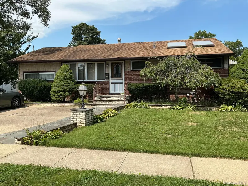 55 Surrey LN, Plainview, NY 11803