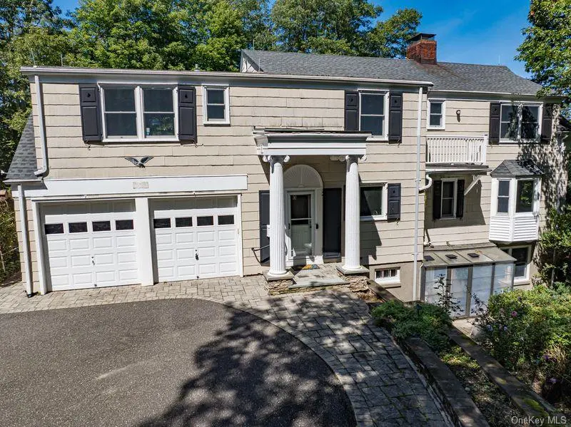 105 Laurel LN, Port Jefferson, NY 11777