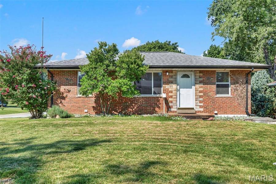 9835 Ione LN, St Louis, MO 63123