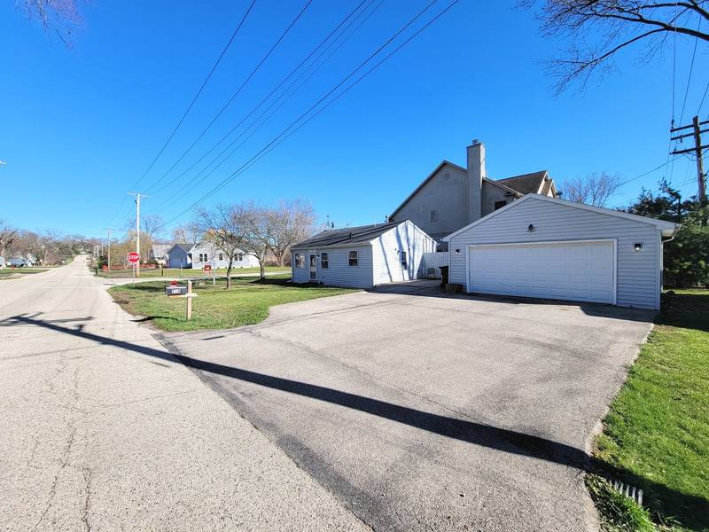 718 Sheridan DR, Wauconda, IL 60084