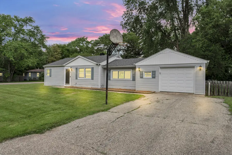14 McKinley ST, Lake In The Hills, IL 60156