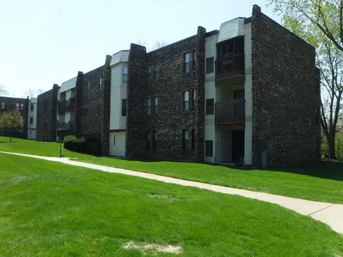 2210 Country Club DR #21, Woodridge, IL 60517