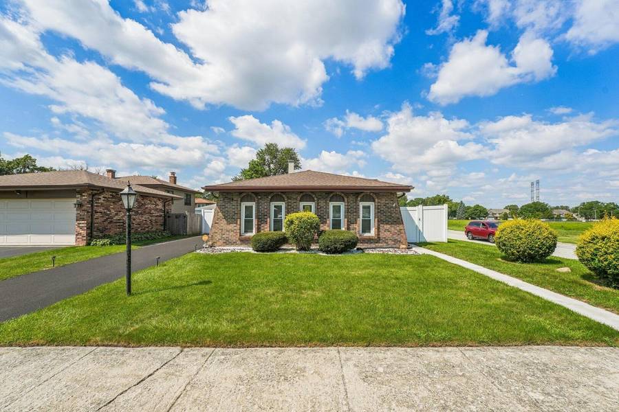 17808 S Hickory ST, Lansing, IL 60438
