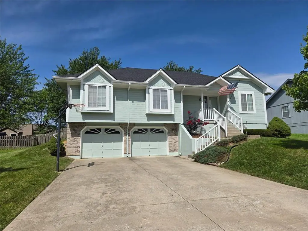 1534 NE Stonewood DR, Lee's Summit, MO 64086