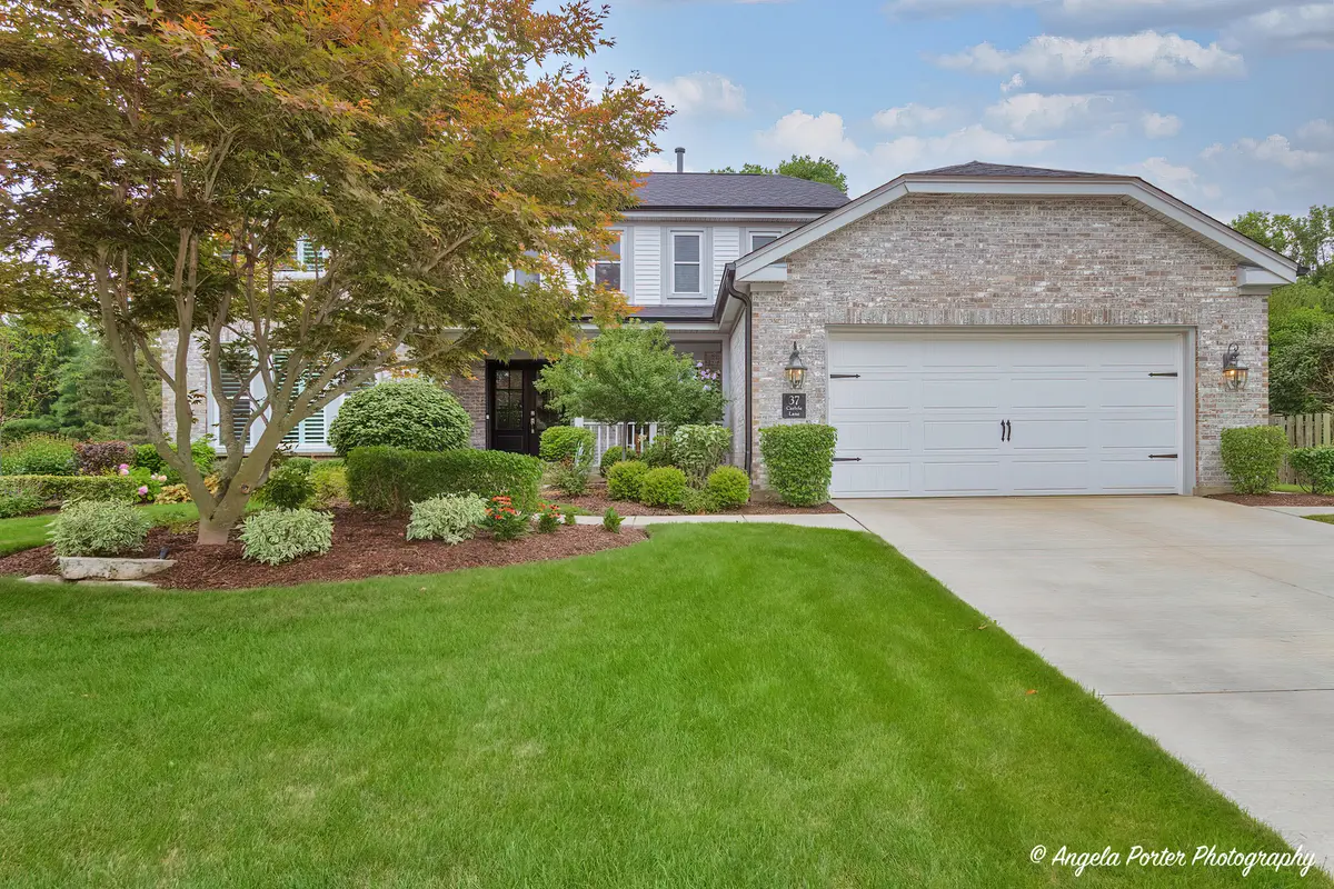 37 Carlyle LN, Buffalo Grove, IL 60089