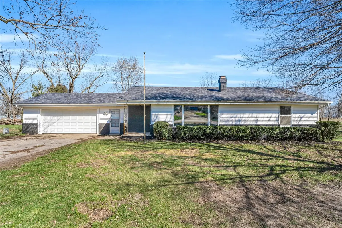 305 N East ST, Bellflower, IL 61724