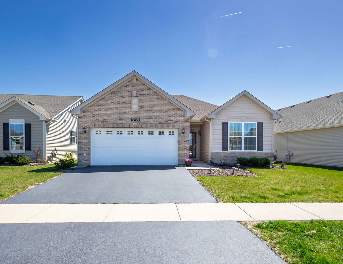 1833 Alta DR, Volo, IL 60020