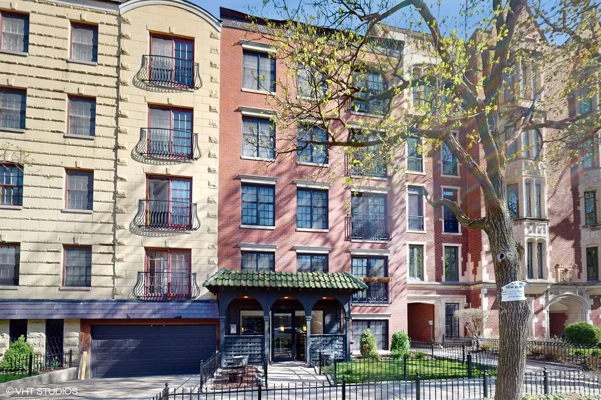 512 W Barry AVE #307, Chicago, IL 60657