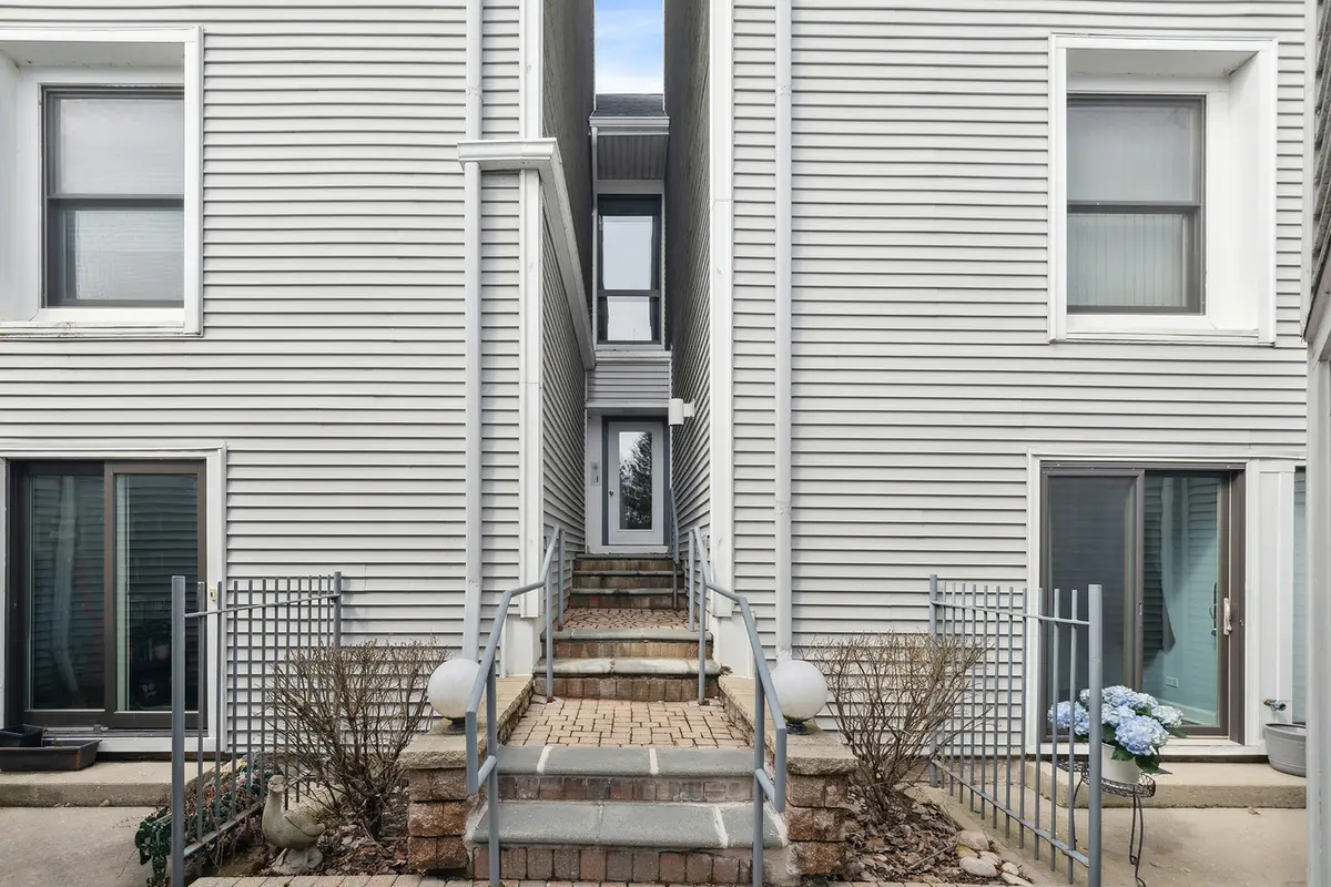 708 Diamond Lake RD #2, Mundelein, IL 60060