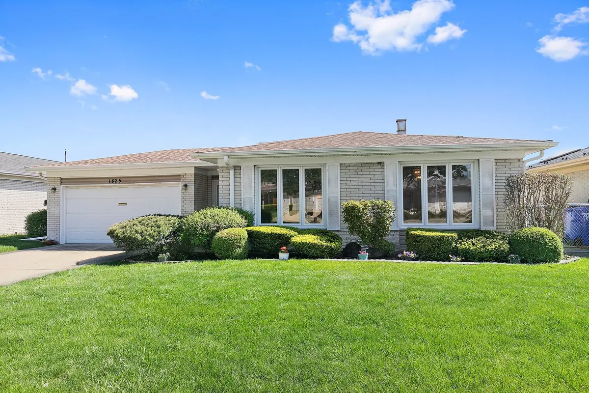 1825 W Pheasant TRL, Mount Prospect, IL 60056
