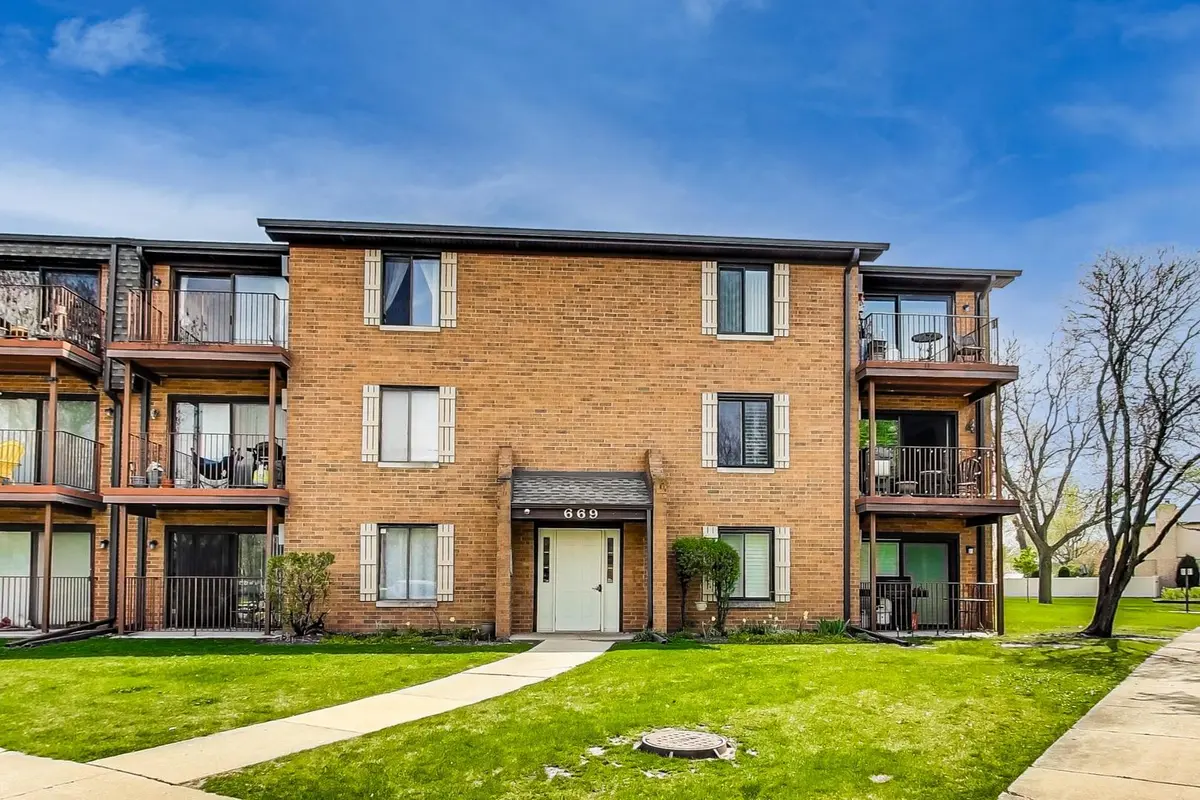 669 N Briar Hill LN #5, Addison, IL 60101