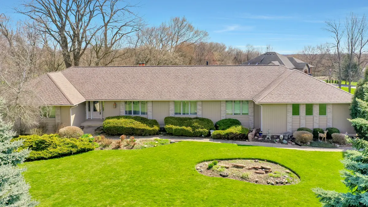 10N587 WILLIAMSBURG DR, Elgin, IL 60124