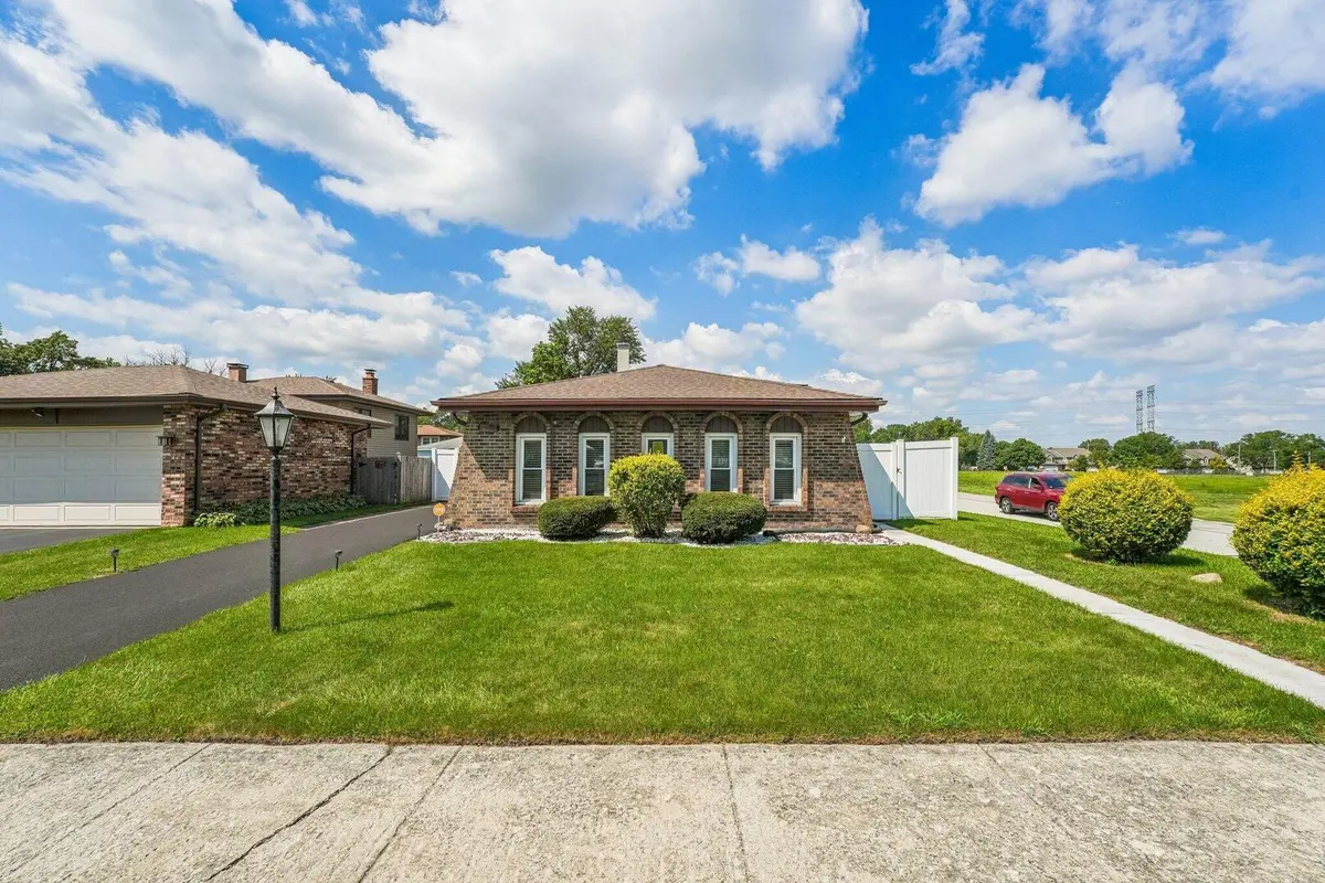 17808 S Hickory ST, Lansing, IL 60438