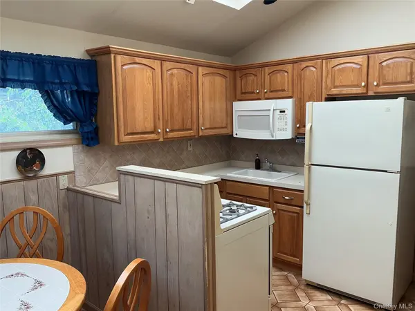 55 Surrey LN, Plainview, NY 11803