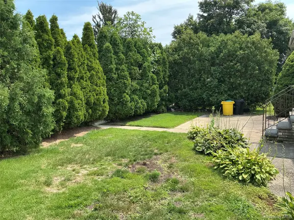 55 Surrey LN, Plainview, NY 11803
