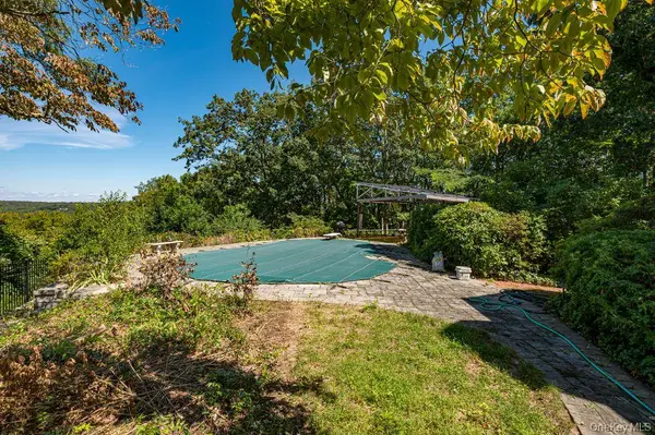 105 Laurel LN, Port Jefferson, NY 11777