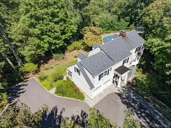 105 Laurel LN, Port Jefferson, NY 11777