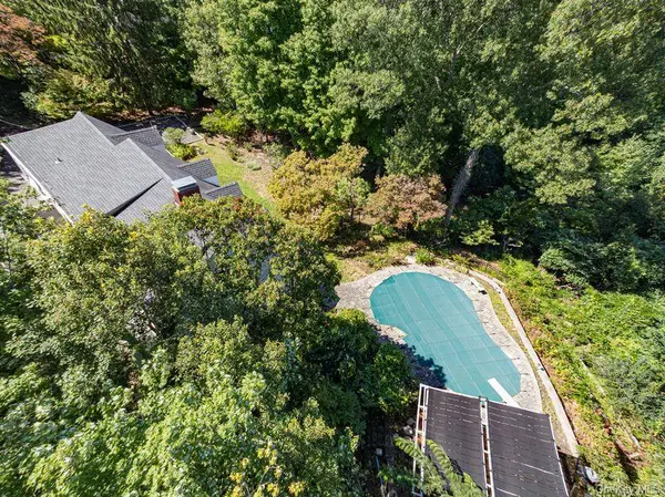 105 Laurel LN, Port Jefferson, NY 11777