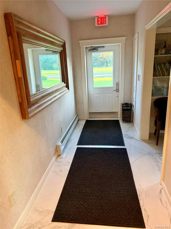 380 Park AVE #$2200 unit- 2 rooms, Huntington, NY 11743
