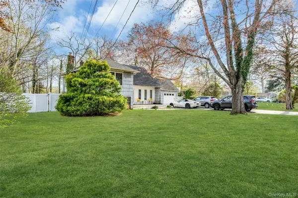 4 Clearbrook DR, Smithtown, NY 11787