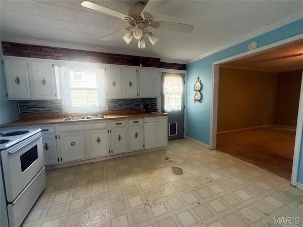 2003 Stonewall DR, Caruthersville, MO 63830