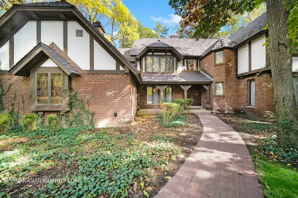 366 Robinwood LN, Wheaton, IL 60189