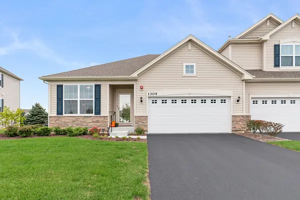 1304 Hawk Hollow DR, Yorkville, IL 60560