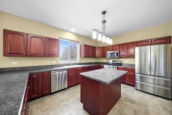 39440 Castleford LN, Beach Park, IL 60083