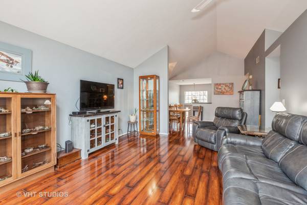 30W019 Juniper CT #30W111, Warrenville, IL 60555