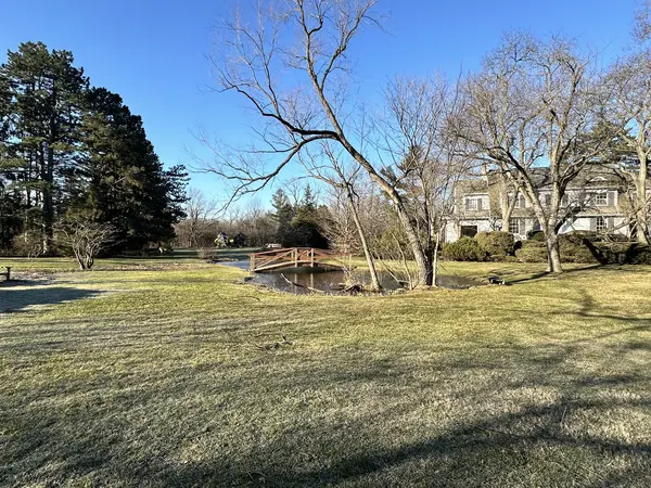 1900 Meadow LN, Bannockburn, IL 60015