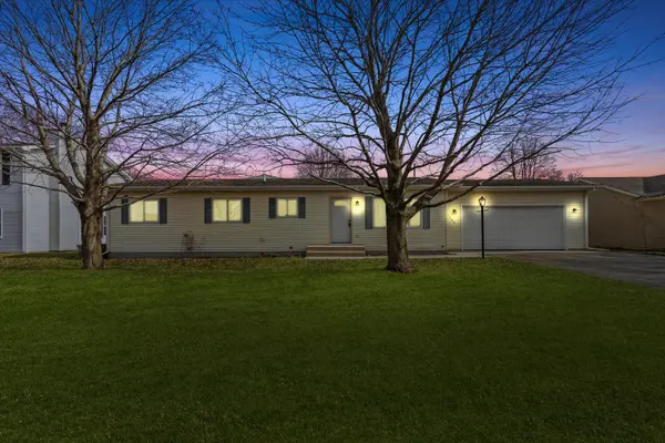 9702 Woods LN, Hebron, IL 60034