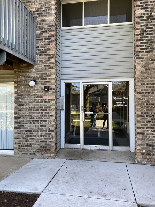 16W641 Mockingbird LN #201, Willowbrook, IL 60527