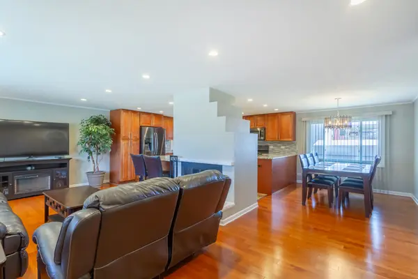 401 Orleans LN, Schaumburg, IL 60193