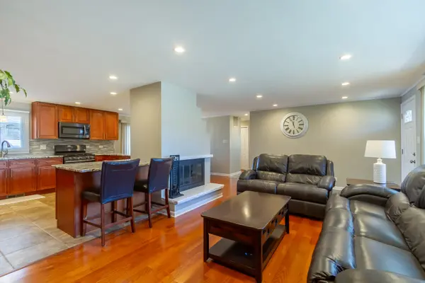 401 Orleans LN, Schaumburg, IL 60193