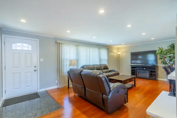 401 Orleans LN, Schaumburg, IL 60193