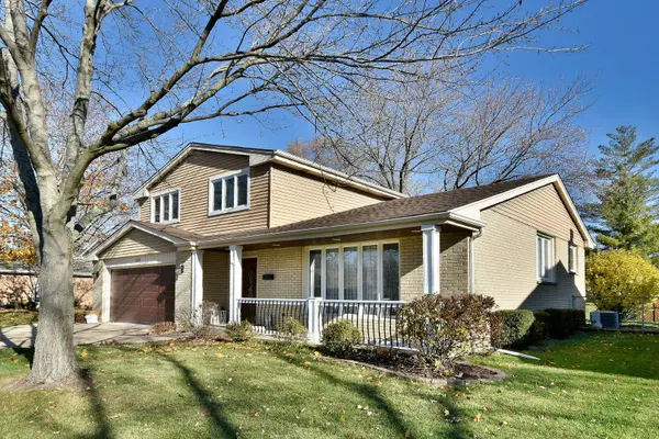 2723 N Dryden PL, Arlington Heights, IL 60004