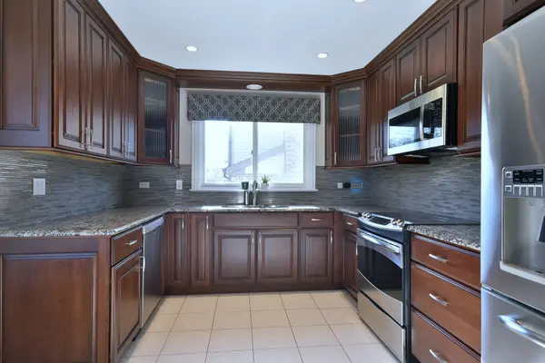 2723 N Dryden PL, Arlington Heights, IL 60004