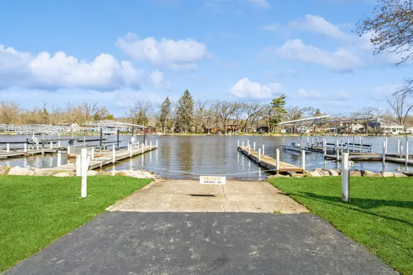 9716 Fox Shores DR, Algonquin, IL 60102