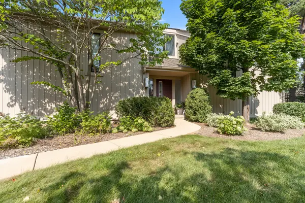 416 Old Barn Road RD #B, Lake Barrington, IL 60010