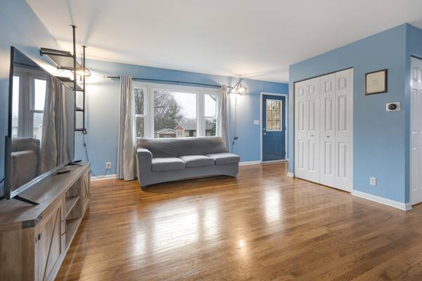 2015 W Oakleaf DR, Johnsburg, IL 60051