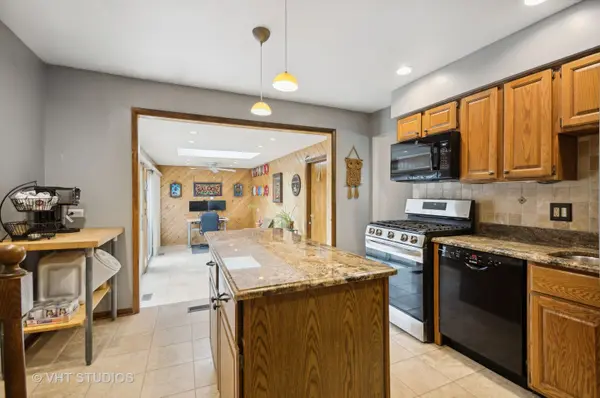 1833 W Spring Ridge DR, Arlington Heights, IL 60004