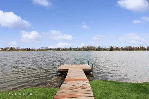 417 Red Rock DR, Lindenhurst, IL 60046