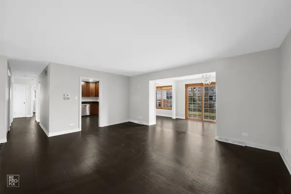 11 EVERGREEN ST, Elk Grove Village, IL 60007