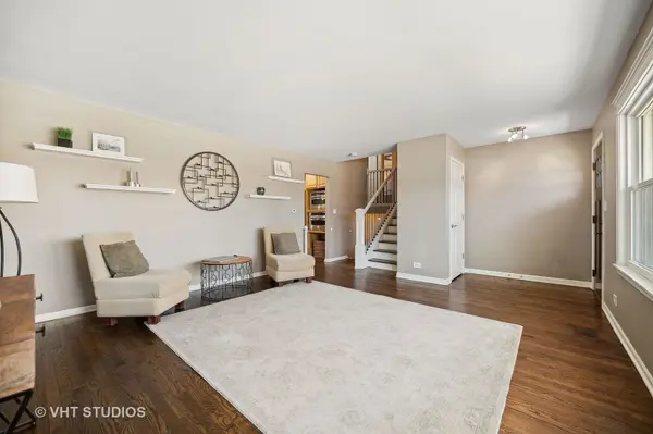 2808 N Kennicott AVE, Arlington Heights, IL 60004