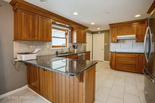 1412 Hampton LN, Schaumburg, IL 60193